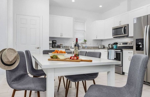 Naples Park Apartment | Seas the Day Beach Wine Dine Relax