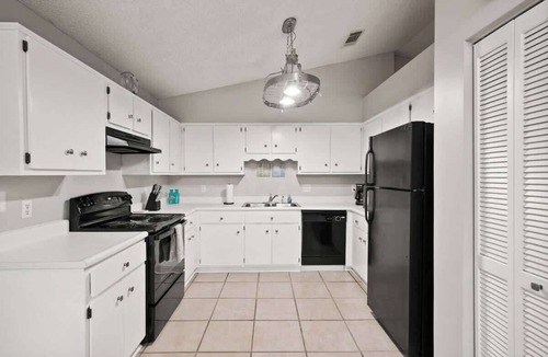 Brunswick House | Seashore Cottage Pet-Friendly/Near FLETC & Shops