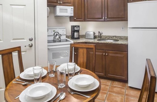 Florida Central Atlantic Coast Resort | SeaWorld Orlando, 4 Spacious Units, 2 Outdoor Pools, and One Children’s Pool