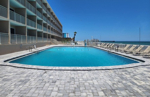 Daytona Beach Condo | Seaz The Dayz in a Newly Renovated Oceanfront Studio POOL/OCEAN ACCESS OPEN