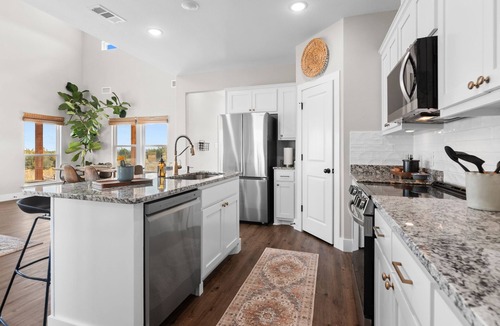 Glen Rose House | Secluded 3-Bed 3-Bath Modern Farmhouse with Pickleball Court Firepit and Patio