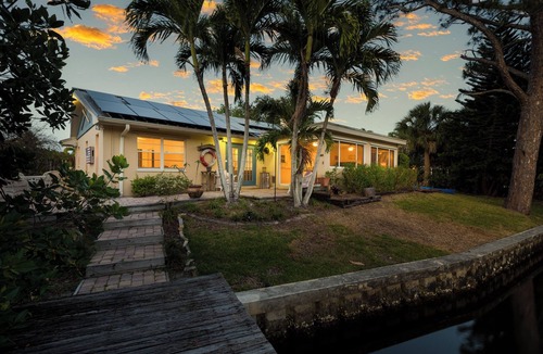 Jupiter House | Secluded 3BR Oasis w/Pool on the River w/Kayaks