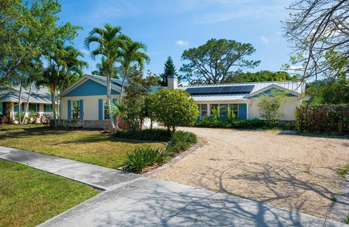 Jupiter House | Secluded 3BR Oasis w/Pool on the River w/Kayaks