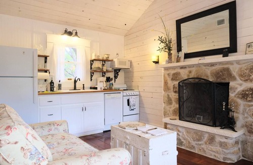 Canyon Lake Cottage | Secluded Luxury Cottage, Private Ranch Stay + Firepit - Romantic & Quiet