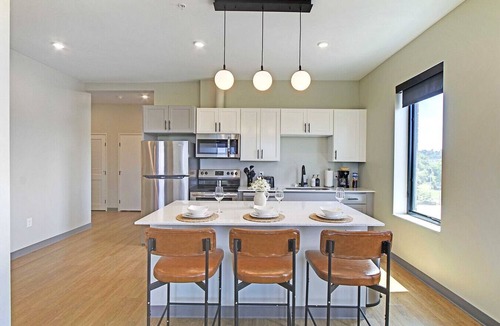 Cleveland Apartment | Serene 2 Bed/2 Bath | Cleveland Clinic | Free Garage