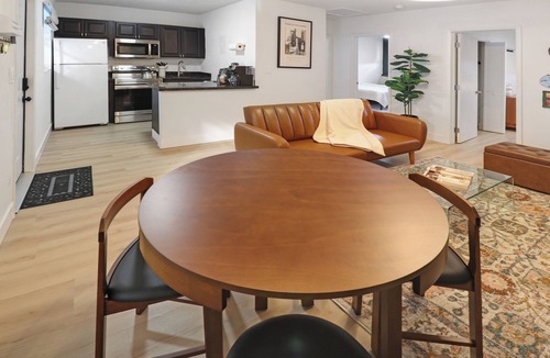 Croissant Park Apartment | Serene 2-bedroom apartment with AC in Fort Lauderdale