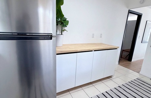 Whitfield House | Serene Modern Luxe king Suite~Minutes To Lido Beach, Downtown, UTC + Siesta Key