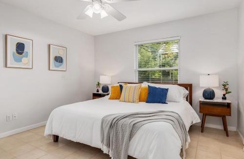 Alachua House | Serenity Terrace - King Bed , Lounge & Coffee Bar