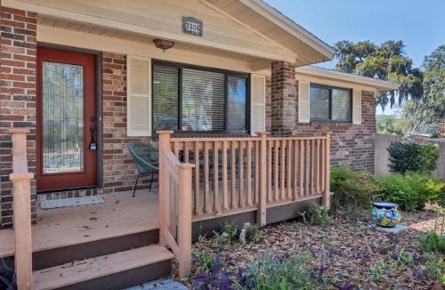Jacksonville Beach House | Shady Oaks - Breezy retreat w patio & beach access
