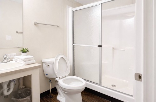 Pleasanton Hotel | Shale Lodge Pleasanton