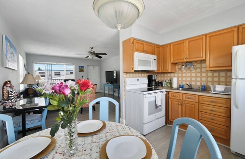 Singer Island Condo | Short Walk to Dining - Close to Beach - Snorkeling - Surfing - Wi-Fi