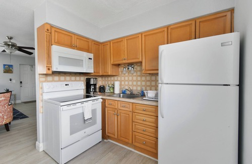Singer Island Condo | Short Walk to Dining - Close to Beach - Snorkeling - Surfing - Wi-Fi