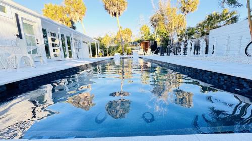 Siesta Key House | Siesta Key Beach - Sauna - Heated Saltwater Pool - Family & Pet Friendly - Fenced in Back Yard - Beach Gear & Beach Bikes Included -Zachs Private Beach House