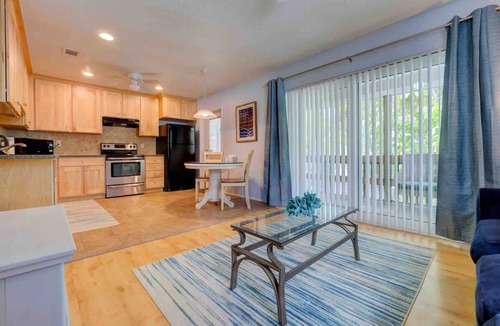 Siesta Key Cottage | Siesta Key Sanctuary -Pool-Kayaks-TikiHut-King bed