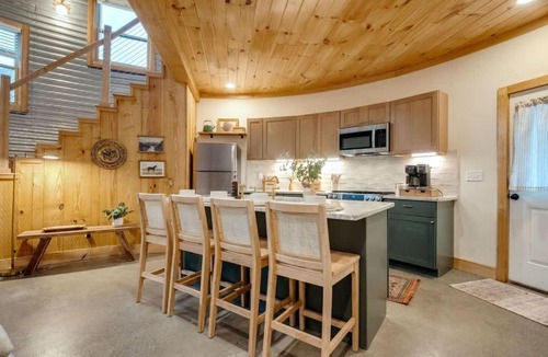 Lookout Valley Neighborhood Association House | Silo Stay with Pasture Views & Covered Hot Tub