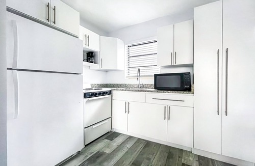 Hollywood Lakes Apartment | Silver Spray Motel