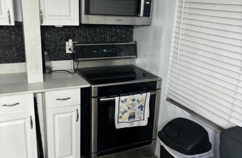 River Oaks Apartment | Simple Studio w own entrance 8 mins to KFLL 8 mins to Port Everglades