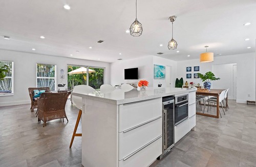 Palm Beach Shores House | Simply Elegant WPB Singer Island Heated Pool Home-walk to Beach