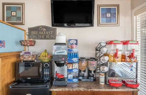 Pecos Hotel | Single Unit Escape in Convenient Pecos Location w/Pool, Shuttle & Breakfast