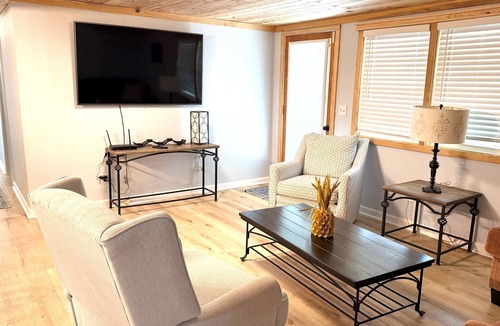 Magnolia Bluffs House | Sirens Rest-Small Town Charm- Minutes to the Beach