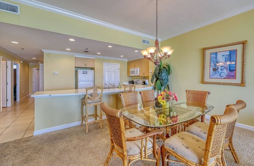 Thomas Drive Condo | Sizable condo w/private balcony & gulf views - located right on the beach