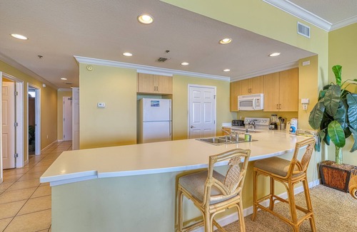 Thomas Drive Condo | Sizable condo w/private balcony & gulf views - located right on the beach