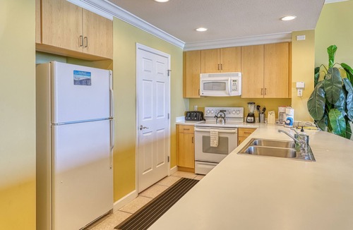 Thomas Drive Condo | Sizable condo w/private balcony & gulf views - located right on the beach