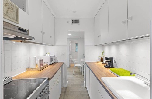 Victoria Park Condo | Sleek 1BR Retreat in Victoria Park
