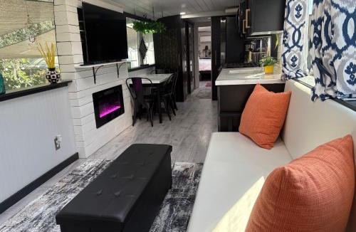 Clermont Villa | Sleek, Modern, Pet Friendly Custom Tour Bus!