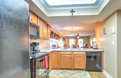 Pensacola Beach Condo | Sleek Pensacola Beach Condo: Patio, Walk to Beach