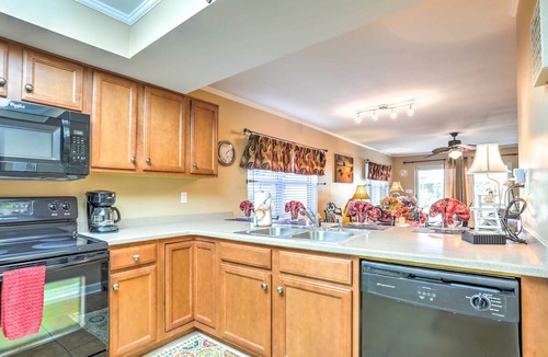 Pensacola Beach Condo | Sleek Pensacola Beach Condo: Patio, Walk to Beach