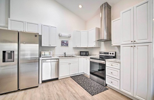 Tavares Condo | Sleek Tavares Condo 3 Miles to Downtown