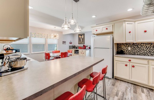 Oakdale Park Apartment | Sleeps 12 Huge PrivateDeck Beach Gear Pool Table Steps to Ocean Trailer parking