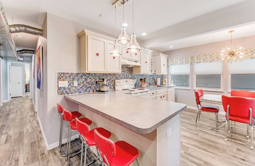 Oakdale Park Apartment | Sleeps 12 Huge PrivateDeck Beach Gear Pool Table Steps to Ocean Trailer parking
