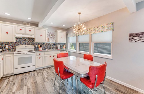 Oakdale Park Apartment | Sleeps 12 Huge PrivateDeck Beach Gear Pool Table Steps to Ocean Trailer parking