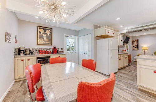 Oakdale Park Apartment | Sleeps 12 Huge PrivateDeck Beach Gear Pool Table Steps to Ocean Trailer parking