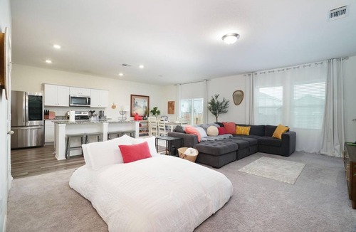Medina Valley House | Sleeps 13 Near Seaworld Lackland 4BR