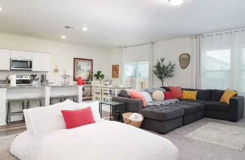 Medina Valley House | Sleeps 13 Near Seaworld Lackland 4BR
