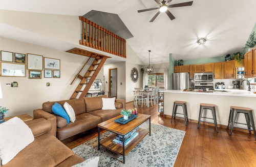 Cripple Creek Cabin | ★ Sleeps 4 ★ Surrounding Mtn + Aspen Vistas + Hot Tub + Game Room