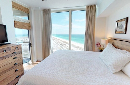 Pensacola Beach Resort | Sleeps 6-Stunning Ocean Front Views-Luxury Resort