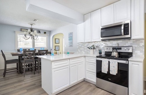 Varnum Park House | Sleeps 8 2K,1Q, 2T, Pool, Pickleball, Beach &River