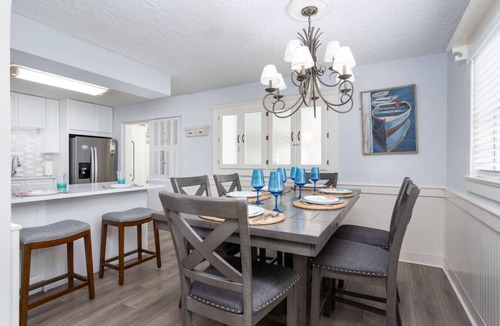 Varnum Park House | Sleeps 8 2K,1Q, 2T, Pool, Pickleball, Beach &River