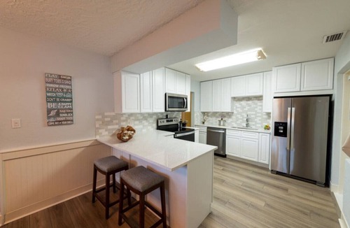 Varnum Park House | Sleeps 8 2K,1Q, 2T, Pool, Pickleball, Beach &River