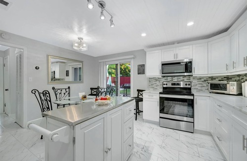 Temple Crest Apartment | Sleeps 8 Near Busch Gardens With BBQ and Fenced Yard