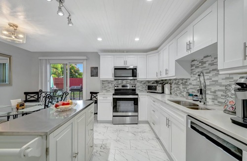 Temple Crest Apartment | Sleeps 8 Near Busch Gardens With BBQ and Fenced Yard