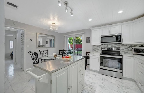 Temple Crest Apartment | Sleeps 8 Near Busch Gardens With BBQ and Fenced Yard