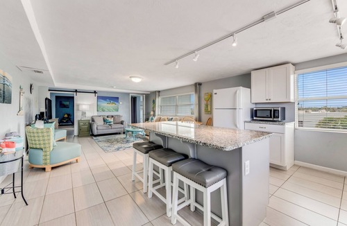 Ormond-by-the-Sea Apartment | Sleeps 8/Ocean views/Private Deck/Beach Gear/Steps to Ocean/Trailer Parking