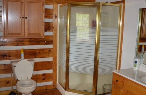 Unaka Cabin | Sleeps Up to 10 Guests, Stay Right On the Lake!