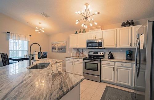 Highgate Park House | Sleeps up to 10 people in this fully equipped- Legacy Park Home