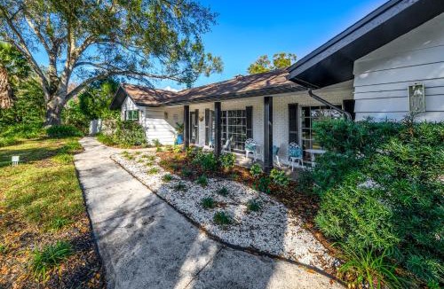 Clearwater House | Sleeps36 2Homes 12BR Heated Pool Spa Pickleball 14 Parking